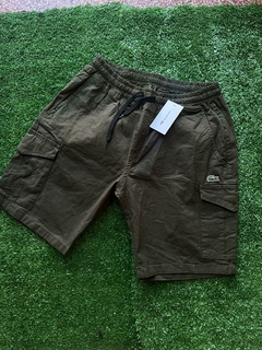 Short Lacoste importado verde militar