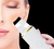 Dispositivo de peeling ultrassônico sendo utilizado em um rosto feminino, focando na remoção de cravos.

Dispositivo ultrasónico para limpieza facial en uso, enfocado en la eliminación de cravos en la piel.

Ultrasonic facial cleanser being used on a woma