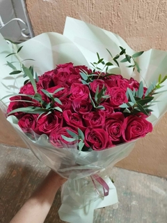 BOUQUET GRANDE DE BELLAS ROSAS ROJAS