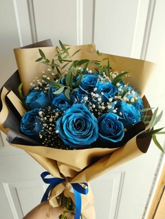 BOUQUET DE HERMOSAS ROSAS AZULES