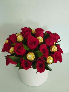 ARREGLO DE ROSAS CON CHOCOLATES FERRERO