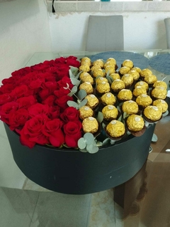 HERMOSA CAJA CON ROSAS ROJAS Y CHOCOLATES