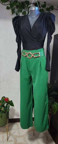 Pantalón de vestir pierna ancha con bolsas delanteras y cinturón dorado. C/U - Fralop Mania