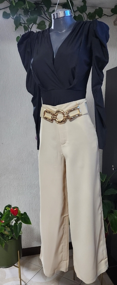 Pantalón de vestir pierna ancha con bolsas delanteras y cinturón dorado. C/U - comprar en línea