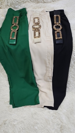 Pantalón de vestir pierna ancha con bolsas delanteras y cinturón dorado. C/U