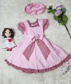 Vestido rosa con sombrerito.