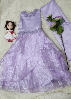 Vestido morado con olanes largos sin mangas.