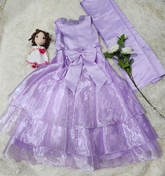 Vestido morado con olanes largos sin mangas.