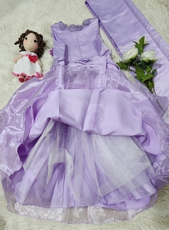 Vestido morado con olanes largos sin mangas.