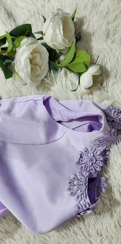 Vestido morado con olanes largos sin mangas. en internet