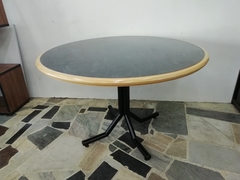 Mesa de formica redonda borde laqueado - Exposición Alberdi