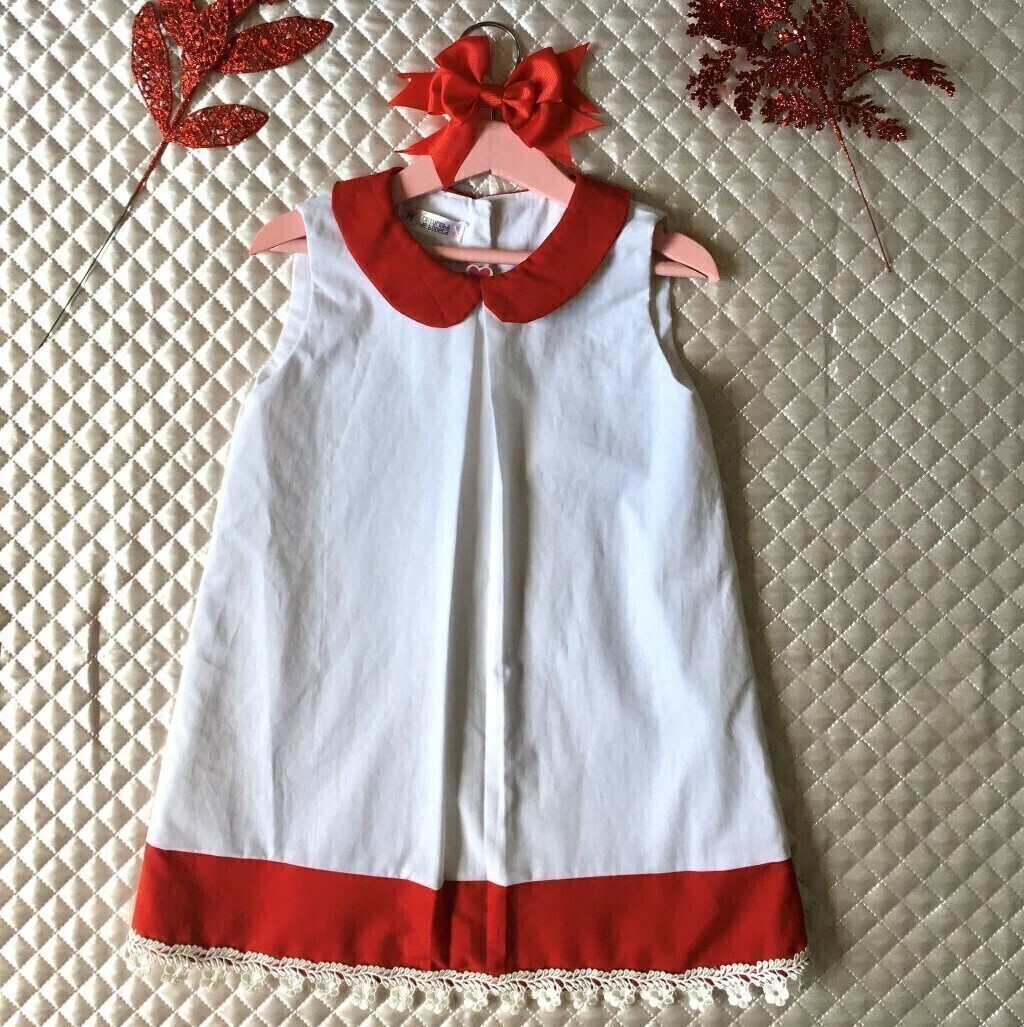 Vestido branco fashion com laço vermelho