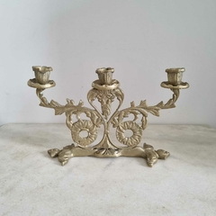 Par de candelabros em bronze para três velas na internet