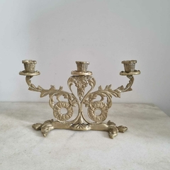 Par de candelabros em bronze para três velas - Kombina Antiguidades – Tesouros Raros e Peças de Colecionador