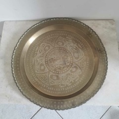 Grande Prato de parede em metal dourado com desenho no centro de pássaro, - comprar online