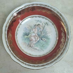 Delicada fruteira em porcelana alemã da Bavaria, com.cena galante no centro, medindo 9x26cm. - comprar online