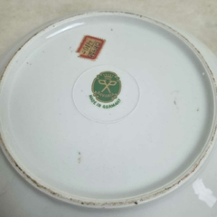 Delicada fruteira em porcelana alemã da Bavaria, com.cena galante no centro, medindo 9x26cm. - Kombina Antiguidades – Tesouros Raros e Peças de Colecionador