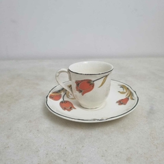 Lote com duas xícaras de café e uma de chá com pires em porcelana inglesa. na internet