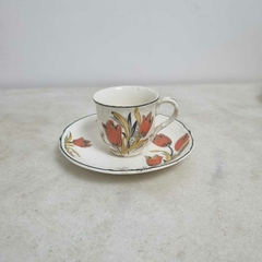 Lote com duas xícaras de café e uma de chá com pires em porcelana inglesa. - Kombina Antiguidades – Tesouros Raros e Peças de Colecionador