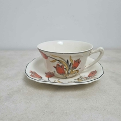 Lote com duas xícaras de café e uma de chá com pires em porcelana inglesa. - comprar online