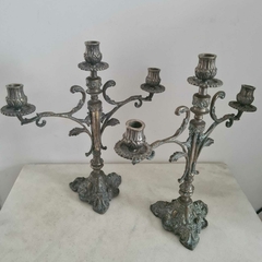 Par de candelabros para três velas em bronze todo trabalhado