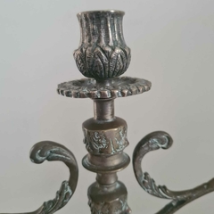 Par de candelabros para três velas em bronze todo trabalhado na internet