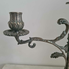 Par de candelabros para três velas em bronze todo trabalhado - Kombina Antiguidades – Tesouros Raros e Peças de Colecionador