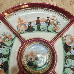 Prato decorativo oriental em porcelana com detalhes em dourado e divisórias, apresentando cenas tradicionais. - Kombina Antiguidades – Tesouros Raros e Peças de Colecionador