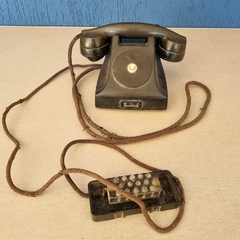 Antigo telefone em Baquelite usado como ramal.