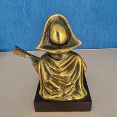 Escultura tipo nordestino com viola na internet