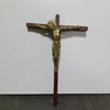 Diferente crucifixo com Jesus em bronze e Cruz em madeira, medindo 25x17cm.