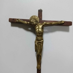 Diferente crucifixo com Jesus em bronze e Cruz em madeira, medindo 25x17cm. - comprar online