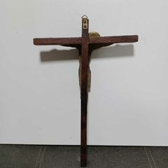 Diferente crucifixo com Jesus em bronze e Cruz em madeira, medindo 25x17cm. na internet