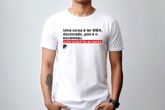 T-Shirt Uma coisa é ter MBA, doutorado, pós - comprar online