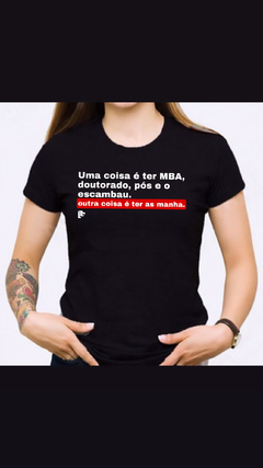 T-Shirt Uma coisa é ter MBA, doutorado, pós - comprar online