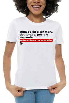 T-Shirt Uma coisa é ter MBA, doutorado, pós na internet