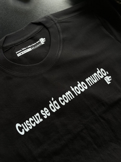 T-Shirt Cuscuz se dá com todo mundo. na internet