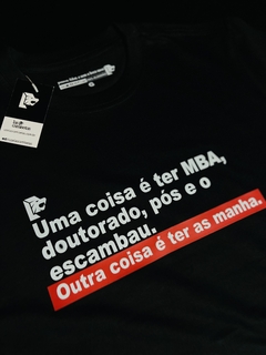 T-Shirt Uma coisa é ter MBA, doutorado, pós na internet