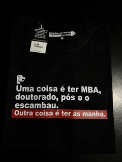 T-Shirt Uma coisa é ter MBA, doutorado, pós