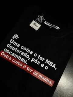 T-Shirt Uma coisa é ter MBA, doutorado, pós - loja online