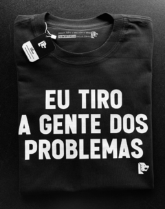 Kit com 02 T-Shirts - Eu Coloco a gente em problemas / Eu tiro a gente dos problemas