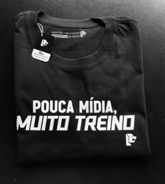 T-Shirt Pouca Mídia, MUITO TREINO na internet