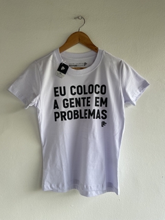 Kit com 02 T-Shirts - Eu Coloco a gente em problemas / Eu tiro a gente dos problemas na internet