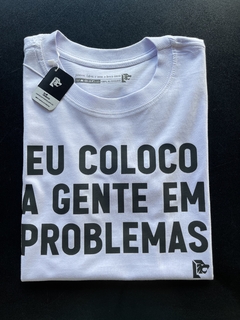 Kit com 02 T-Shirts - Eu Coloco a gente em problemas / Eu tiro a gente dos problemas - las camisetas