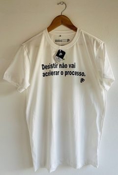 T-Shirt Desistir não vai acelerar o processo. - comprar online