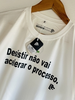 T-Shirt Desistir não vai acelerar o processo.