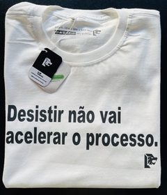 T-Shirt Desistir não vai acelerar o processo. na internet