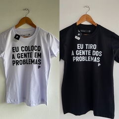 Kit com 02 T-Shirts - Eu Coloco a gente em problemas / Eu tiro a gente dos problemas - comprar online