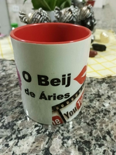 Caneca O Beijo de Áries com Nome Personalizado - comprar online