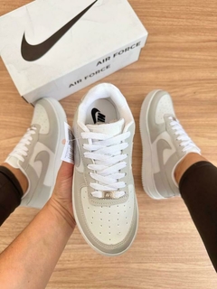 NIKE AIR FORCE PREMIUM - CINZA & BRANCO na internet